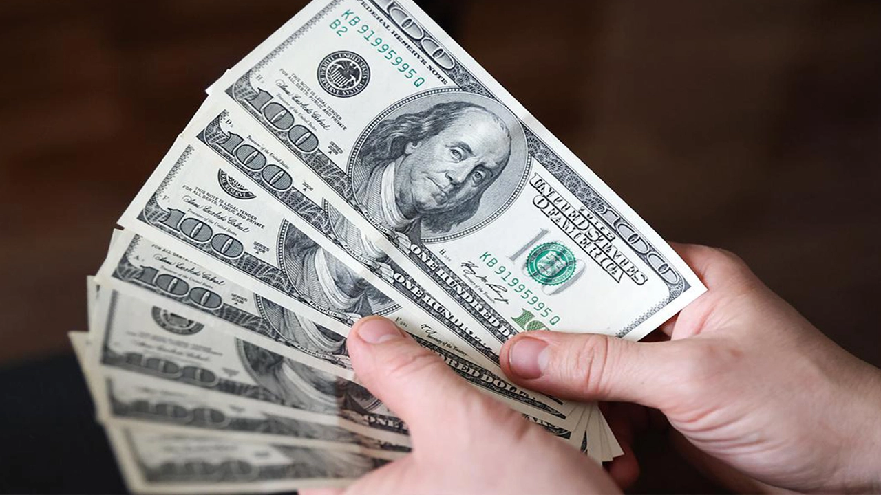 سعر الدولار يكسر حاجز الارتفاع ويسجل أدنى مستوياته منذ فترة طويلة السبت